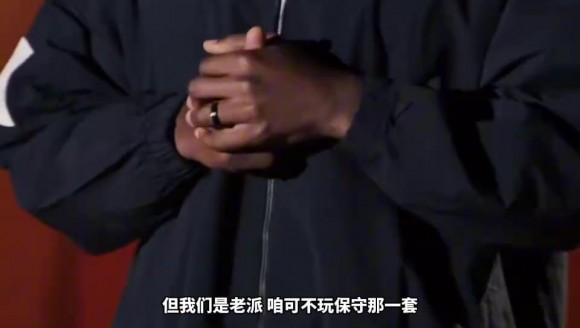 爱德华兹打趣：詹姆斯和杰伦布朗肯定要在更衣室研究发际线