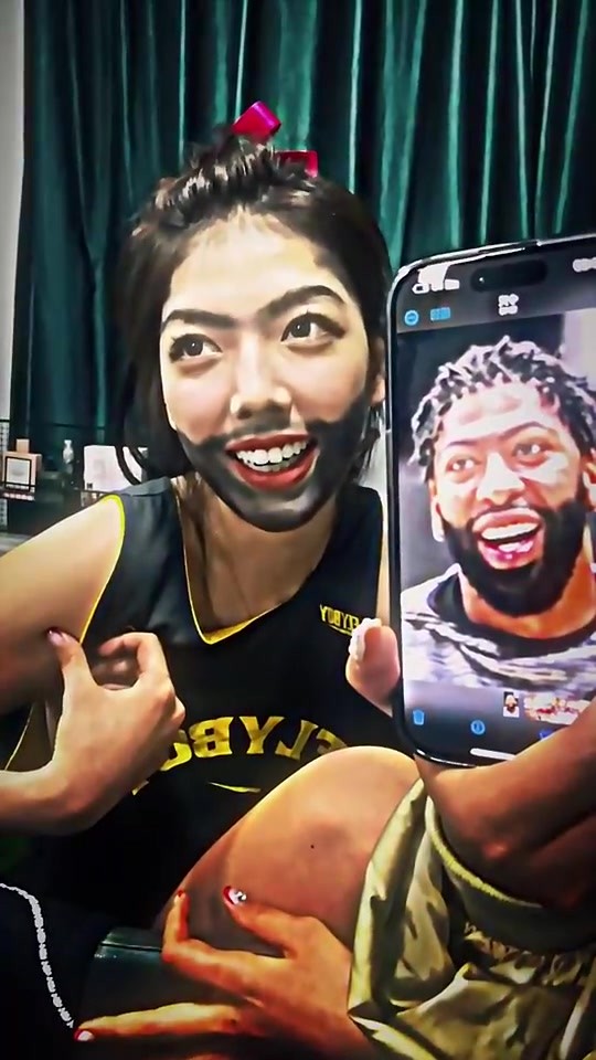 笑死!小姐姐这妆画得,浓眉看了都得楞两秒🤣